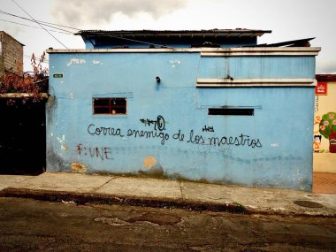 Quito, Pichincha Eyaleti, Ekvador - 18 Temmuz 2011: Correa 'nın Öğretmenlerin Düşmanı olduğunu belirten Siyasi Grafitili Mavi Saray