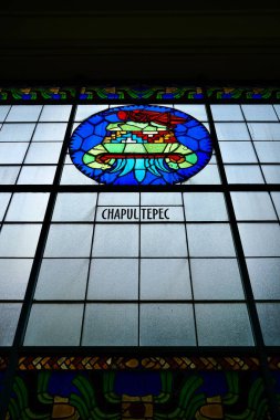 Mexico City, CDMX, Meksika - 20 Şubat 2025: Chapultepec Amblemi ile Lekeli Cam Pencere