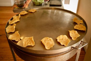 Comal üzerinde el yapımı Tostadas (Mexico City, Mexico)