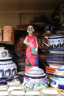 Mexico City, CDMX, Meksika 19 Şubat 2025 Talavera Çömlekleri Arasında Catrina figürünün resmi 