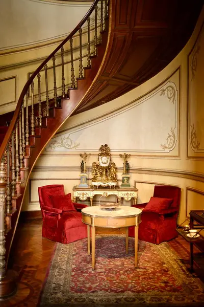 Mexico City, CDMX, Mexico 20 Şubat 2025 Grand Spiral Staircase ve Kadife Sandalyeler