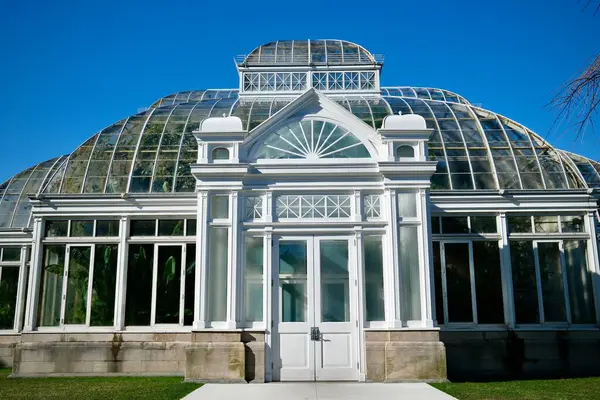 Bronx, New York, ABD - 21 Mart 2025: New York Botanik Bahçesi 'ndeki Glasshouse Giriş Detayı