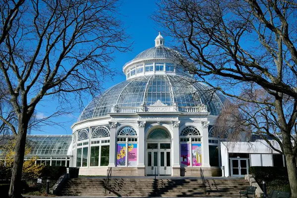 Bronx, New York, USA- 21 Mart 2025: New York Botanik Bahçesindeki Enid A. Haupt Konservatuarı