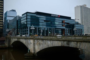 Philadelphia, Pennsylvania, ABD 3 Nisan 2025 Köprü ve Aramark Karargahı 