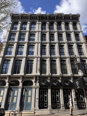 Philadelphia, Pennsylvania, ABD - 15 Nisan 2025: Mavi Kapılı Demir Bina 