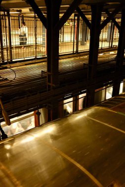 New York, New York, USA- 5 Haziran 2025: Geçen Bakışlı Tren Çatı