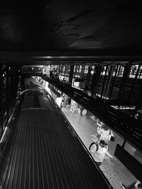 New York, New York, USA- 5 Haziran 2025 Shadowed Train and Overhead Kabloları