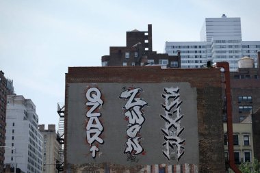 New York, New York, USA- 5 Haziran 2025: Duvarın Üzerinde Graffiti Etiketleri