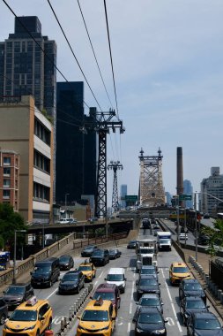 New York, New York, USA- 5 Haziran 2025: Trafik ile Queensboro Köprüsü 