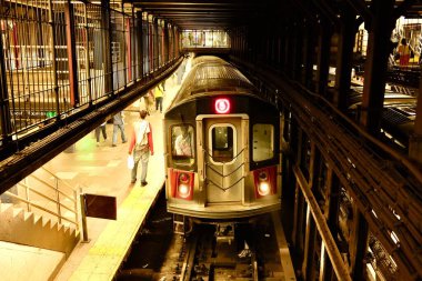 New York, New York, USA- 5 Haziran 2025: 5 Altın Işık Altında Tren 