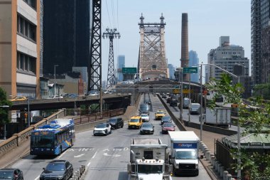 New York, New York, USA- 5 Haziran 2025 Köprü Trafik ve Tramvay Kabloları 