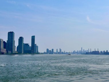 Sisli bir yaz gününde Skyline Across the Water (New York, New York, ABD))