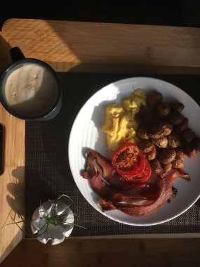 Doğal Işıkta Kahvaltı (Detroit, Michigan)