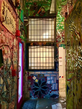 Philadelphia, Pennsylvania, ABD - 19 Mayıs 2018: Magic Gardens Mozaik Koridoru