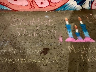 Brooklyn, New York, ABD - 26 Ekim 2018: Chalk Shabbat Street Art