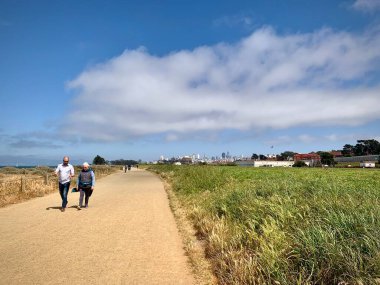 San Francisco, Kaliforniya, ABD - 12 Mayıs 2019: Yürüyen İki Kişiyle Sahne Yolu
