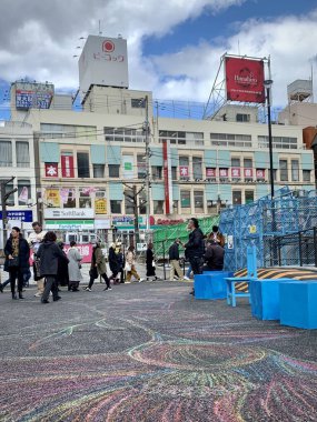 Tokyo, Tokyo Bölgesi, Japonya- 27 Aralık 2019: Kaldırımlı Tebeşir Sanatı ile Açık Şehir Sahnesi