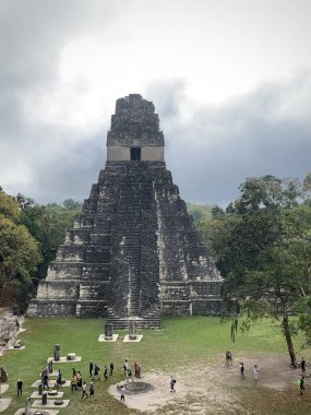 Flores, El Peten, Guatemala - 21 Şubat 2020: Turistlerle Tikal Tapınağı