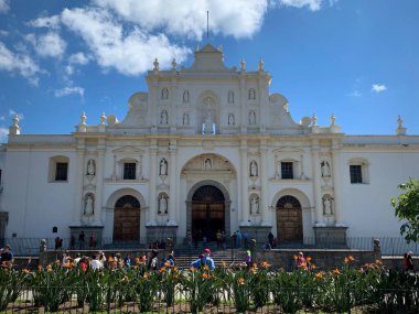 Antigua, Sacatepequez, Guatemala... 16 Şubat 2020: Çiçekli Beyaz Katedral ve Mavi Gökyüzü