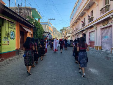 Panajachel, Solola, Guatemala - 20 Şubat 2020: Tecun Uman Günü Yürüyüşü Lise Öğrencileri