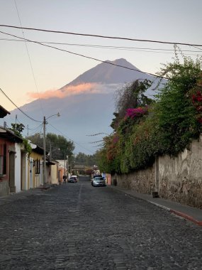 Sunrise Volcano ve Çiçeklerle Dolu Sokak (Antigua, Guatemala)