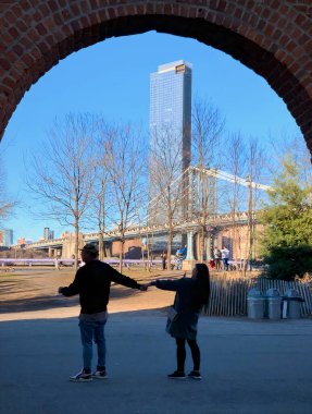 Brooklyn, New York, ABD 20 Kasım 2021: Brooklyn 'de Çift El ele tutuşuyor