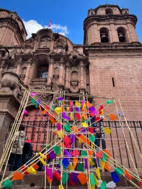 Cusco, Cusco Eyaleti, Peru - 25 Temmuz 2022: Cusco 'daki Renkli Dekorasyon ve Kilise