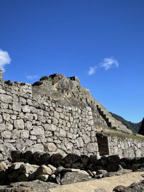 Machu Picchu, Cusco Eyaleti, Peru - 27 Temmuz 2022: Güneşteki Taş Duvar