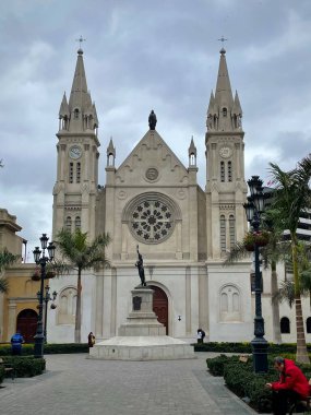 Lima, Lima Bölgesi, Peru - 29 Temmuz 2022: Gül Pencere ve Heykeli Beyaz Kilise Cephesi