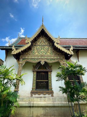 Süslü Altın ve Yeşil Gable Apex Tapınak Penceresi (Chiang Mai, Tayland)