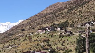 Himalaya 'nın Karlı Tepeler Altındaki Huzurlu Köyü
