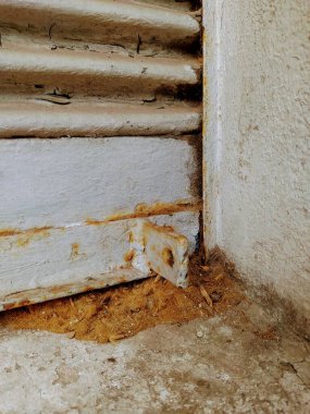 Eski kirli metal kapı kolu yerde.