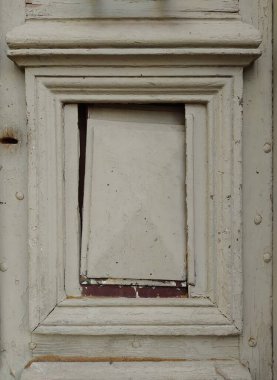 beyaz zemin üzerinde pencere