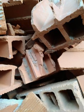 Atölyedeki paslı demir..