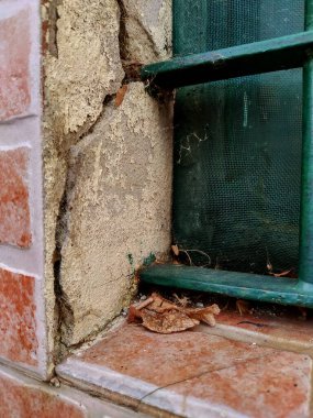 Pencereli eski tuğla duvar