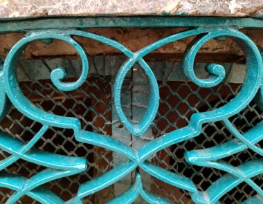 Sahte elementli metal kapı.