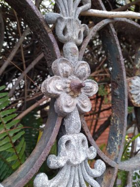 Eski paslı metal kapı