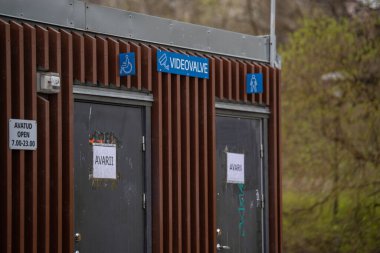 Tallinn, Estonya - 19 Nisan 2025: Tallinn 'deki Snelli Park' taki modern umumi tuvalet tesisi. Kapılarda AVARII (Eng - Kaza) işaretleri ile bakım için kapatıldı.