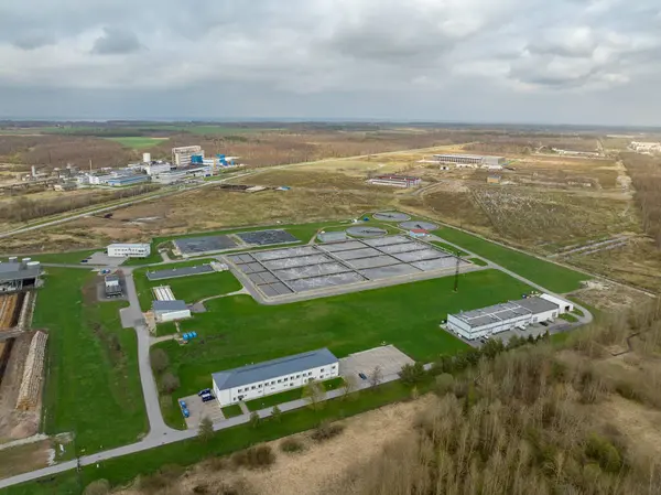 Kohtla-Jarve, Estonya - 20 Nisan 2025: Jarve Biyolojik Tedavi Tesisi 'nin (Estonya - Jrve Biopuhastus Biyotedavi Tesisi) havadan fotoğrafı.