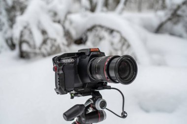 Tallinn, Estonya - Şubat 03 2022: Blackmagic Design Pocket Cinema Camera 6K Pro with Smallrig cage, and Samsung T5 SSD kullanıma hazır. Kışın açık havada kamera kullanmak. Seçici odak.
