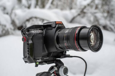 Tallinn, Estonya - Şubat 03 2022: Blackmagic Design Pocket Cinema Camera 6K Pro with Smallrig cage, and Samsung T5 SSD kullanıma hazır. Kışın açık havada kamera kullanmak. Seçici odak.