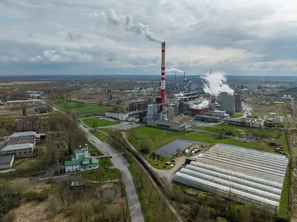 Kohtla-Jrve, Estonya - 20 Nisan 2025: Viru Keemia Grupp 'un (VKG) havadan çekilmiş fotoğrafı - Şist yağı ve enerji üretiminde ve kaliteli kimyasalların üretiminde uzmanlaşmış endüstriyel girişim