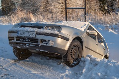 Kiisa, Estonya - 01 Ocak 2022: Gümüş Volkswagen Golf Varyantı bir kış günü hendekte. Karlı, kaygan yollarda bir kaza..