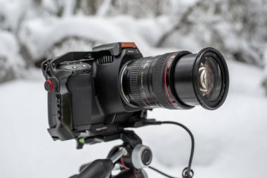 Tallinn, Estonya - Şubat 03 2022: Blackmagic Design Pocket Cinema Camera 6K Pro with Smallrig cage, and Samsung T5 SSD kullanıma hazır. Kışın açık havada kamera kullanmak..