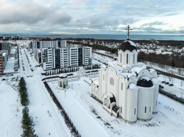 Tallinn, Estonya - 5 Ocak 2025: Karla kaplı Ortodoks Kilisesi Lasnamae Bölgesi 'nde,' Tanrının Annesi 'nin Hızlı Duyma Simgesi' nin havadan görünüşü.