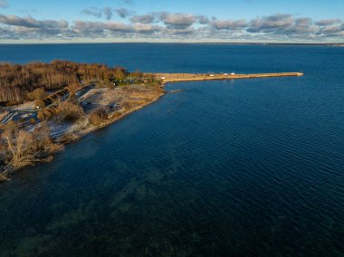 Estonya, Tallinn 'deki Paljassaare Yarımadası' nın havadan görünüşü. Baltık Denizi 'ne uzanan dalgalı mavi gökyüzünün altında sakin bir deniz manzarası. Kıyı, seyahat veya deniz konsepti