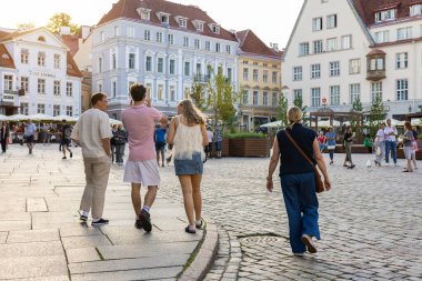 Tallinn, Estonya - 21 Temmuz 2025: İnsanlar güneşli bir günde Tallinn Eski Şehir Meydanı 'nda (Estonya - Raekoja platoları) geziyorlar..