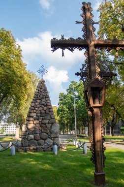 Kaunas, Litvanya - 10 Eylül 2016: Vienybes Meydanı 'ndaki anıtlar - Özgürlük Anıtı Piramidi, geleneksel ahşap haçlar ve yeşil park çimlerine karşı yapılan büstler.