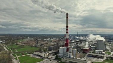 Kohtla-Jarve, Estonya - 20 Nisan 2025: Viru Keemia Grupp 'un (VKG) hava görüntüleri, şist yağı ve enerji üretiminde ve kaliteli kimyasalların üretiminde uzmanlaşmış endüstriyel girişim