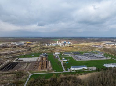 Kohtla-Jarve, Estonya - 20 Nisan 2025: Jarve Biyolojik Tedavi Tesisi 'nin (Estonya - Jarve Biopuhastus Biyotedavi Tesisi) havadan fotoğrafı.